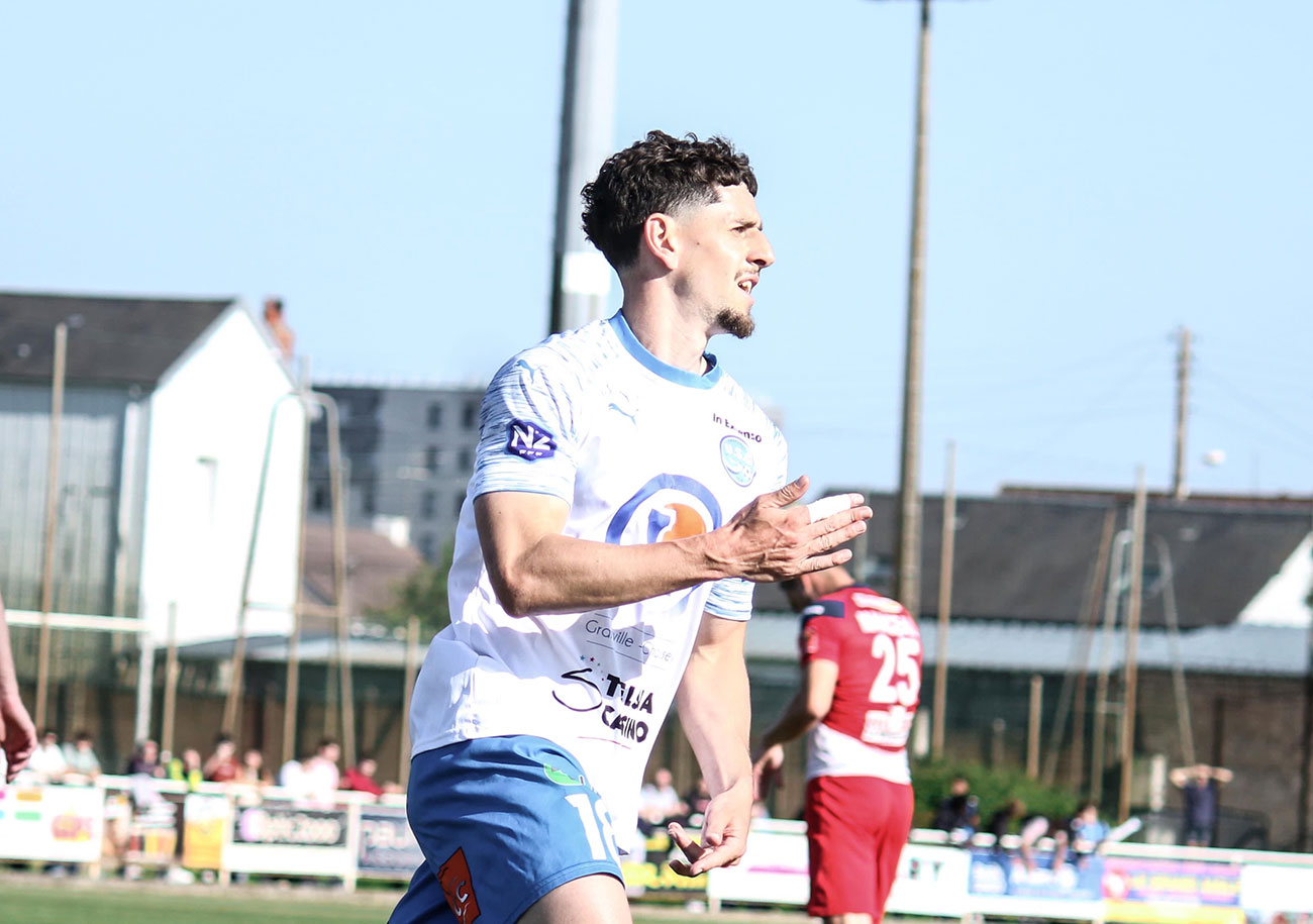 Buteur sur pénalty, Sofiane Hamard a ensuite été expulsé, en même temps que le Saumurois Artur Viaud. Un paradoxe, comme la saison en deux temps de l’US Granville qui est relégué sportivement en N3. ©Lilian Osouf