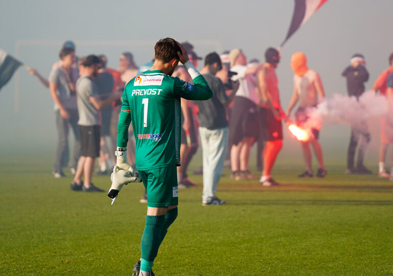 Grosse déception pour le capitaine Valentin Prévost et ses coéquipiers, rétrogradés en Régional 1. ©Alexis Cognard - FC Flers