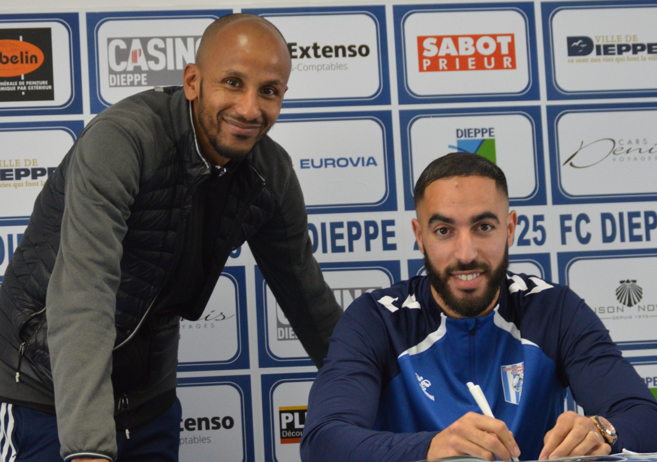 Djilalli Bekkar prend la pose avec Nabil Amrane, son ancien joueur du côté de l'AFC Compiègne. ©FCD