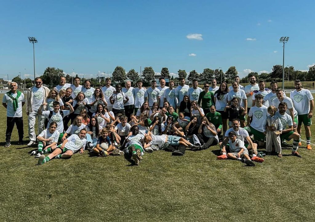 Avec six titres de champions lors de cette saison 2024-2025, l'AS Ifs continue de regarder vers l'avenir. Ici, les seniors masculins et féminins en compagnie des U16F. © AS Ifs