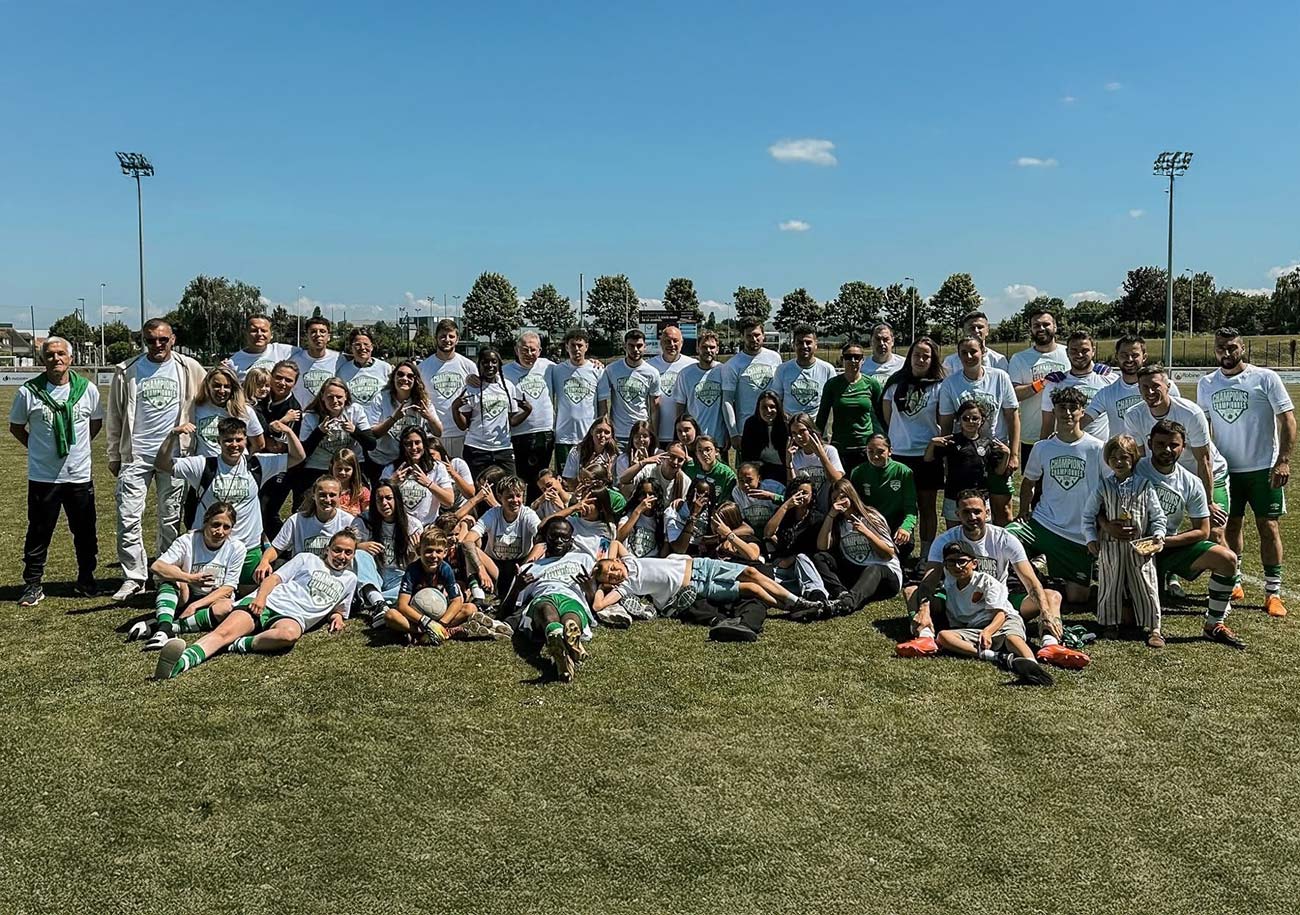 Avec six titres de champions lors de cette saison 2024-2025, l'AS Ifs continue de regarder vers l'avenir. Ici, les seniors masculins et féminins en compagnie des U16F. © AS Ifs
