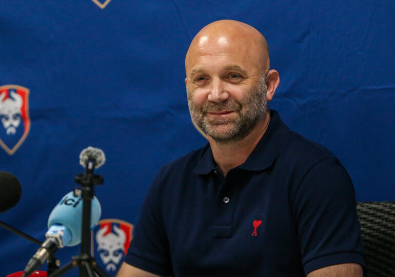 Avec son staff, Maxime d'Ornano commence sa mission d'entraineur du Stade Malherbe ce lundi, avant une reprise de l'entraînement fixée à samedi. ©Damien Deslandes