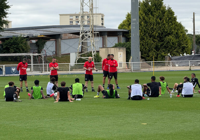 Entouré de son staff, Maxime d'Ornano a dirigé, ce samedi, sa première séance en tant que coach du Stade Malherbe.