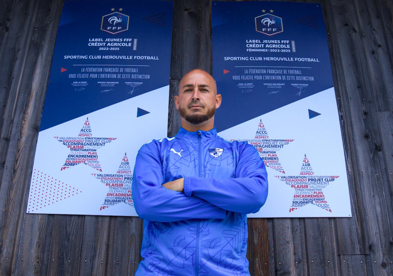 La réussite de Benjamin Morel à l'AS Villers-Houlgate lui permet ne jamais rester longtemps sans projet. Le voici sur le banc d'Herouville ; un club pour lequel il ne manque pas d'ambitions. © Gabriel Tondeur
