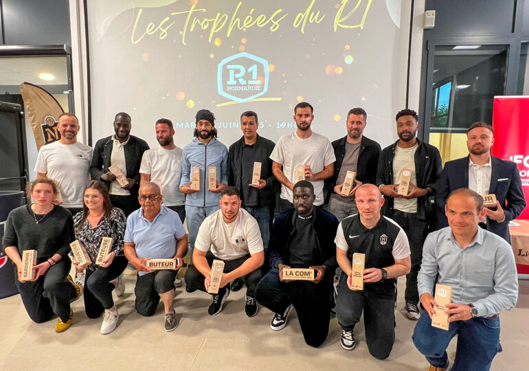 Tous les récompensés lors de la première édition des Trophées du R1 ont pris la pose pour immortaliser cette soirée. ©LFN