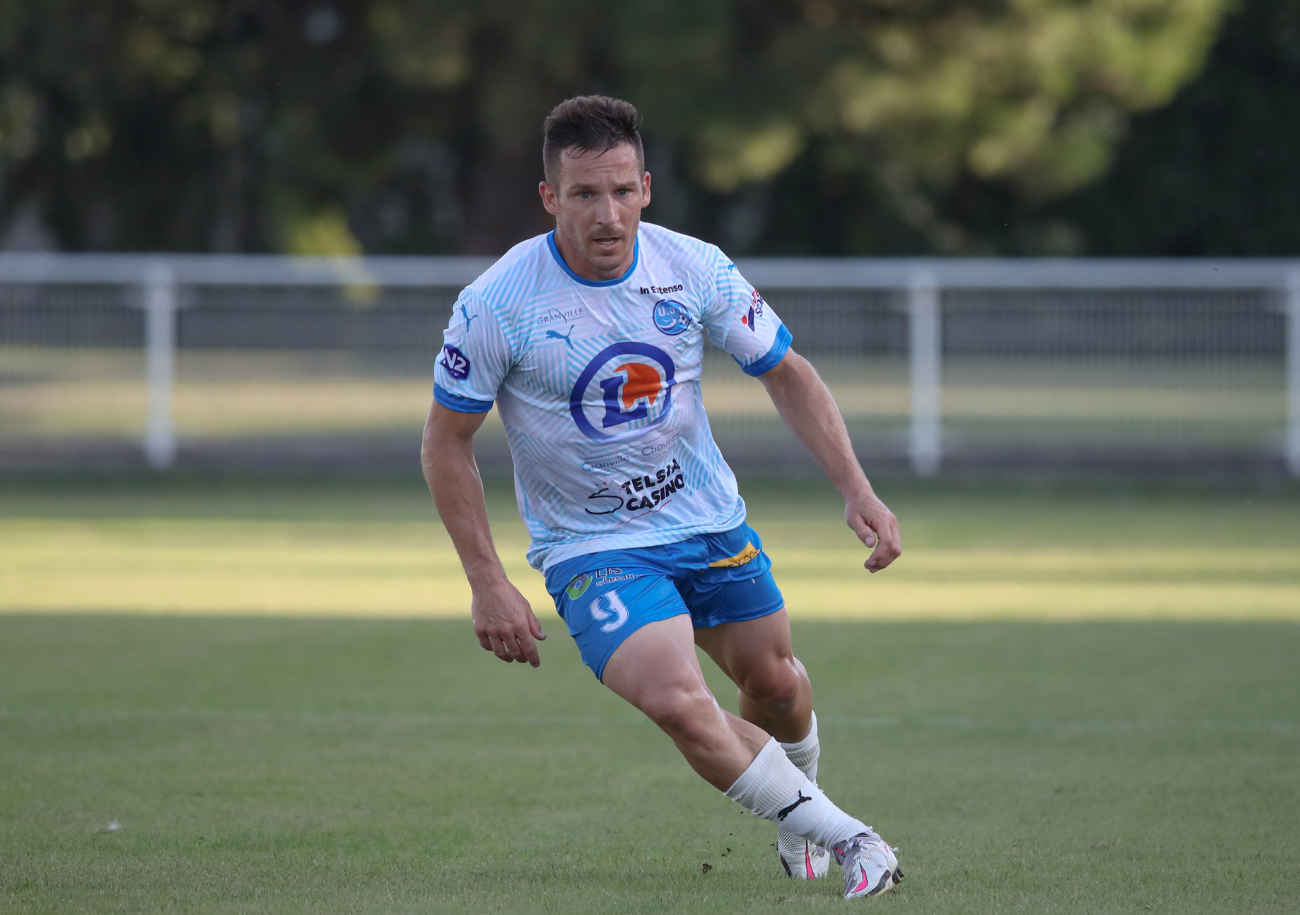 Vincent Créhin, ici en action contre le Dinan-Léhon FC en 2023-2024. ©Damien Deslandes