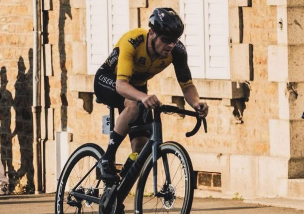 Aujourd’hui à Percy-Moyon (Nationale 2), Mathieu Roger s’éclate sur les routes de Normandie et de France, et connait très bien l’itinéraire du Tour 2025 dans la région. © Eloïse Photography