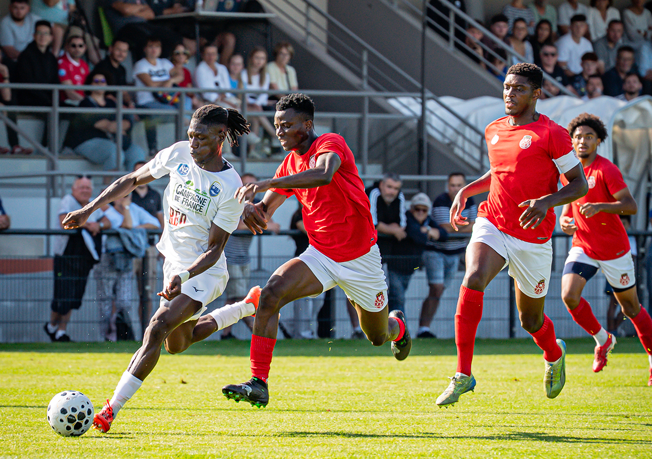 S'il a souvent mis au supplice la défense rouennaise par sa pointe de vitesse, Idrissa Seydi a péché dans le dernier geste. ©Rémy Caraby / US Avranches