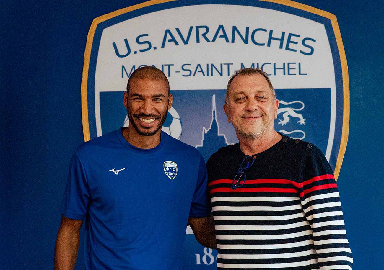 Jordan Adéoti, ici, aux côtés de Xavier Gravelaine, le directeur sportif du club manchois, s'est engagé pour un an avec l'US Avranches. ©Rémy Carabi - USAMSM