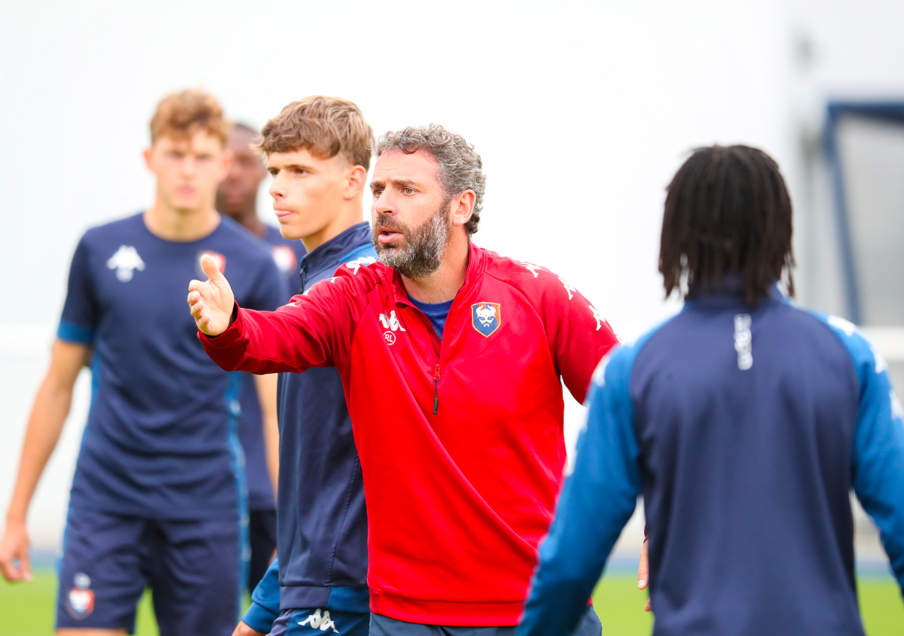 A la tête de la réserve du Stade Malherbe depuis décembre 2023, Romain Leroux attend encore des renforts durant l'été pour encadrer son jeune groupe. ©Damien Deslandes