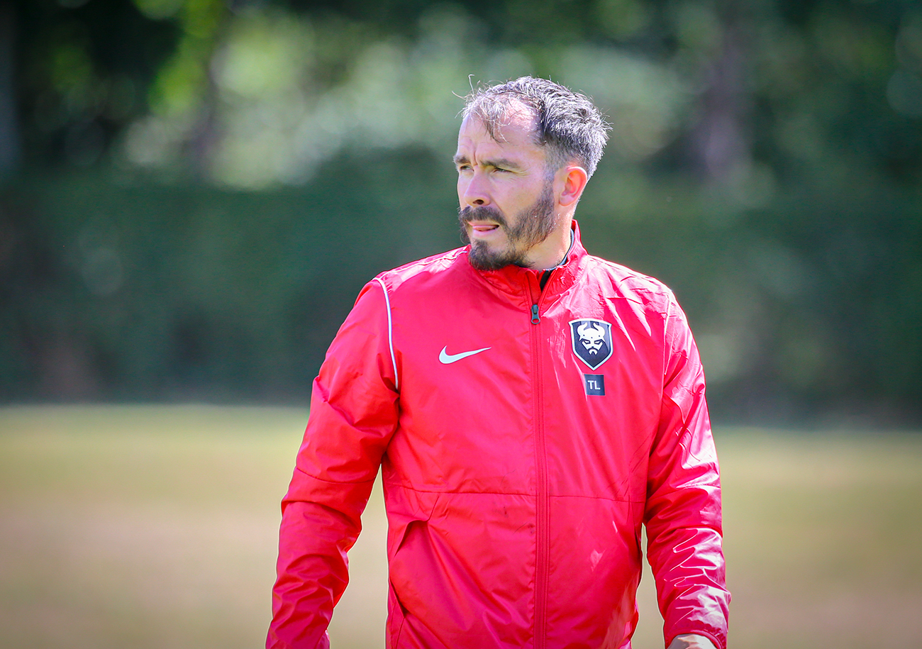 Manu Lepresle et Jean-Marc Branger non-conservés par la direction caennaise, Thomas Legrand est désormais le seul préparateur physique au sein du staff du Stade Malherbe. ©Damien Deslandes