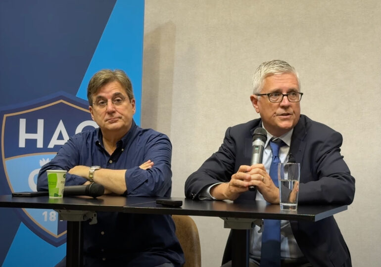Passage de témoin à la tête du HAC entre Vincent Volpe et Jeff Luhnow, co-fondateur de Blue Crow, le futur propriétaire du club doyen.
