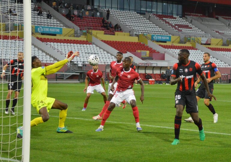 Rouen a manqué d’efficacité mais aussi de réussite face à Fleury, à l’image de Kenny Rocha Santos qui a observé Gaël Alette s’emmêler les gants avant de voir le ballon mourir sur le poteau (70’). © Bernard Morvan / FCR
