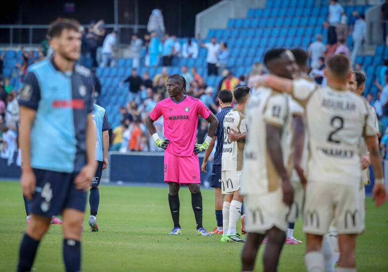 Toute la déception havraise se lit sur le visage de Mory Diaw qui contraste avec la joie lensoise. ©Damien Deslansdes
