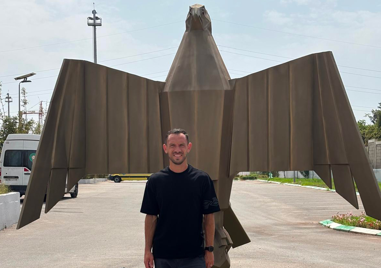 Matthieu Ballon devant le siège de la Fédération marocaine, à Rabat.