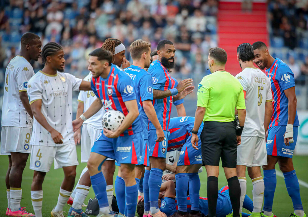 Contre un FC Versailles particulièrement bien en place et tranchant en transition, Yann M'Vila et ses partenaires n'ont jamais trouvé la solution. ©Damien Deslandes