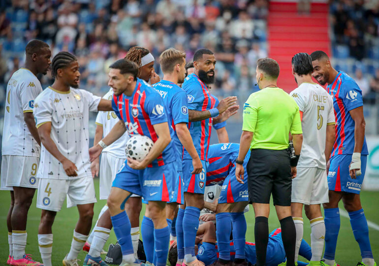 Contre un FC Versailles particulièrement bien en place et tranchant en transition, Yann M'Vila et ses partenaires n'ont jamais trouvé la solution. ©Damien Deslandes