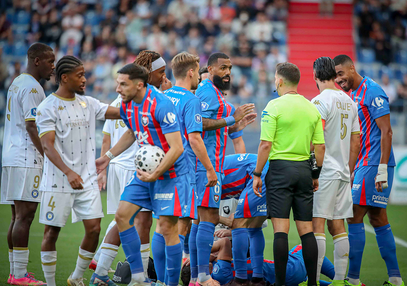 Contre un FC Versailles particulièrement bien en place et tranchant en transition, Yann M'Vila et ses partenaires n'ont jamais trouvé la solution. ©Damien Deslandes