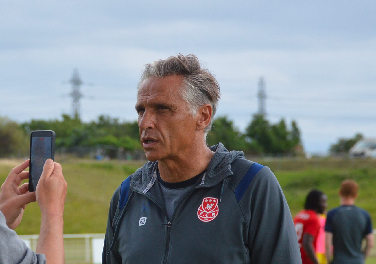 Alors que le mercato rouennais est bouclé depuis plusieurs jours, Régis Brouard salue le travail de Christophe Chareyre, arrivé cet été pour gérer le recrutement à ses côtés. ©Bernard Morvan / FCR