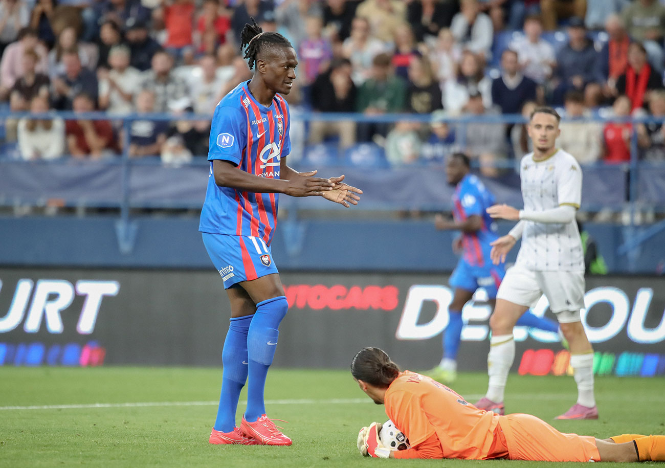 À l'image d'Armand Gnanduillet, et malgré six buts marqués depuis le début de saison, les attaquants du Stade Malherbe montrent trop souvent de la maladresse devant les cages. ©Damien Deslandes