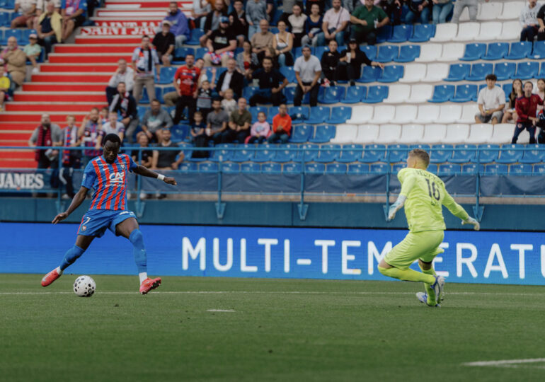 Après un excellent mouvement collectif, Adama Diakité a manqué l'ouverture du score dès la 4e minute. Tout au long du match, les Caennais ont manqué d'efficacité et concèdent un nul frustrant. © Théo Hamel / SMC