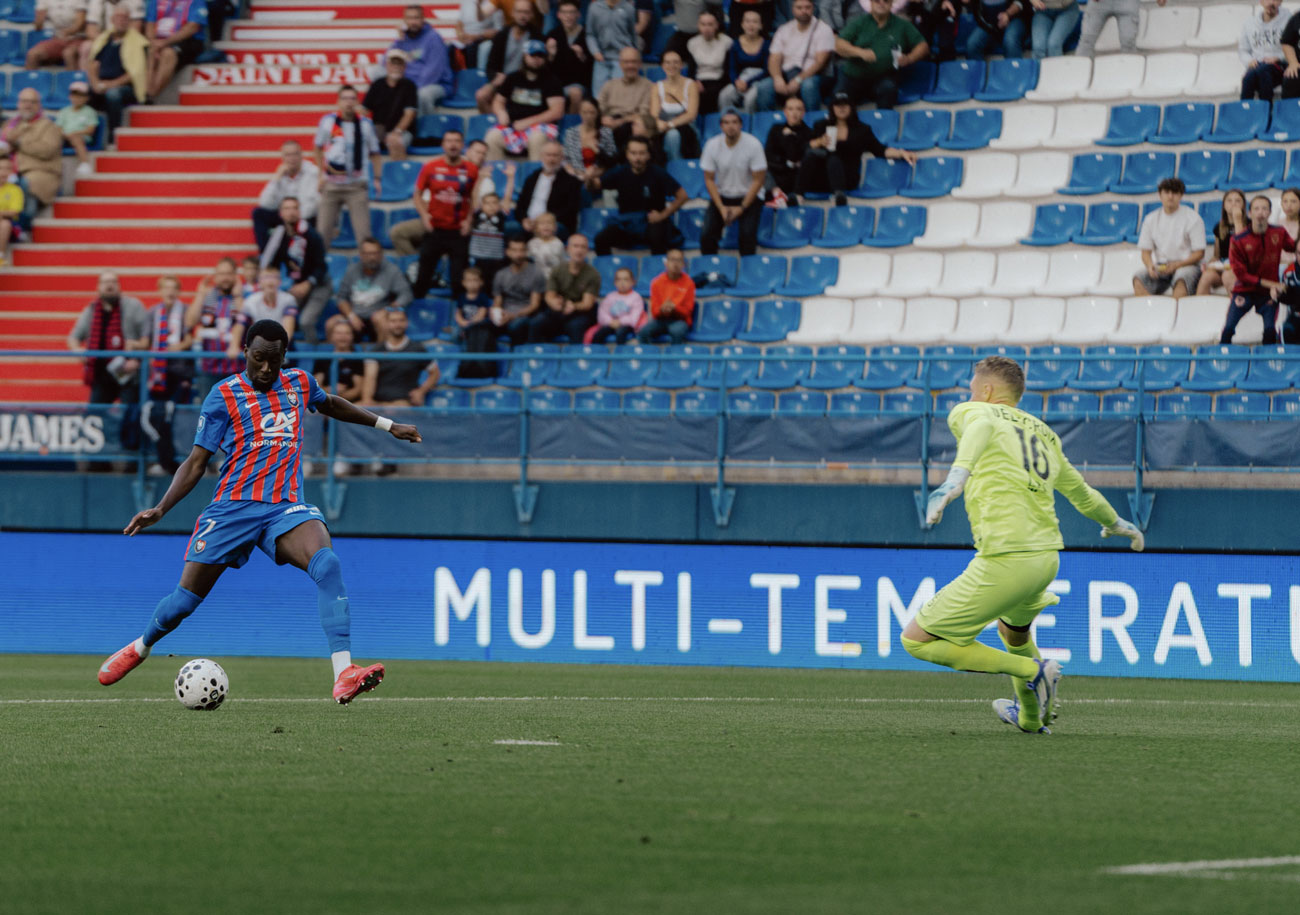 Après un excellent mouvement collectif, Adama Diakité a manqué l'ouverture du score dès la 4e minute. Tout au long du match, les Caennais ont manqué d'efficacité et concèdent un nul frustrant. © Théo Hamel / SMC