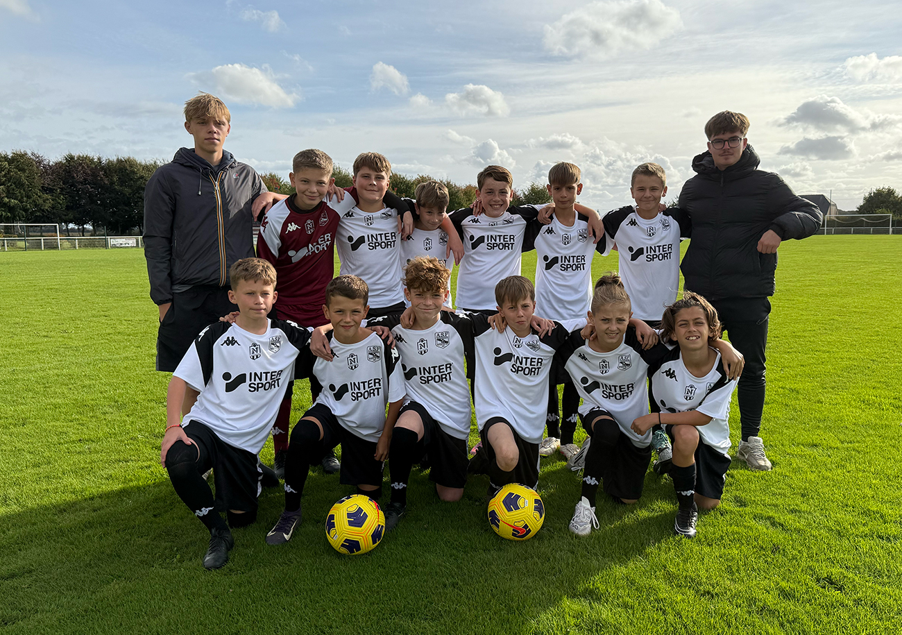 Encadrés par leur duo de coachs, Tom Hamaide et Pierre Bellamy, l'équipe A de la catégorie U13 prend la pose avec ses nouveaux maillots.
