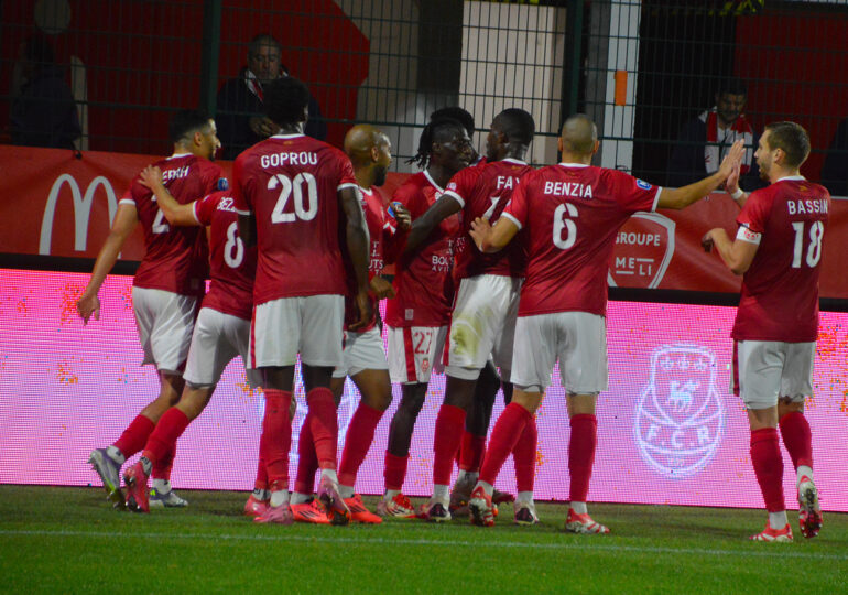 Tous les joueurs du FCR viennent célébrer Idrissa Seydi après son troisième but en trois apparitions. ©FCR / Bernard Morvan