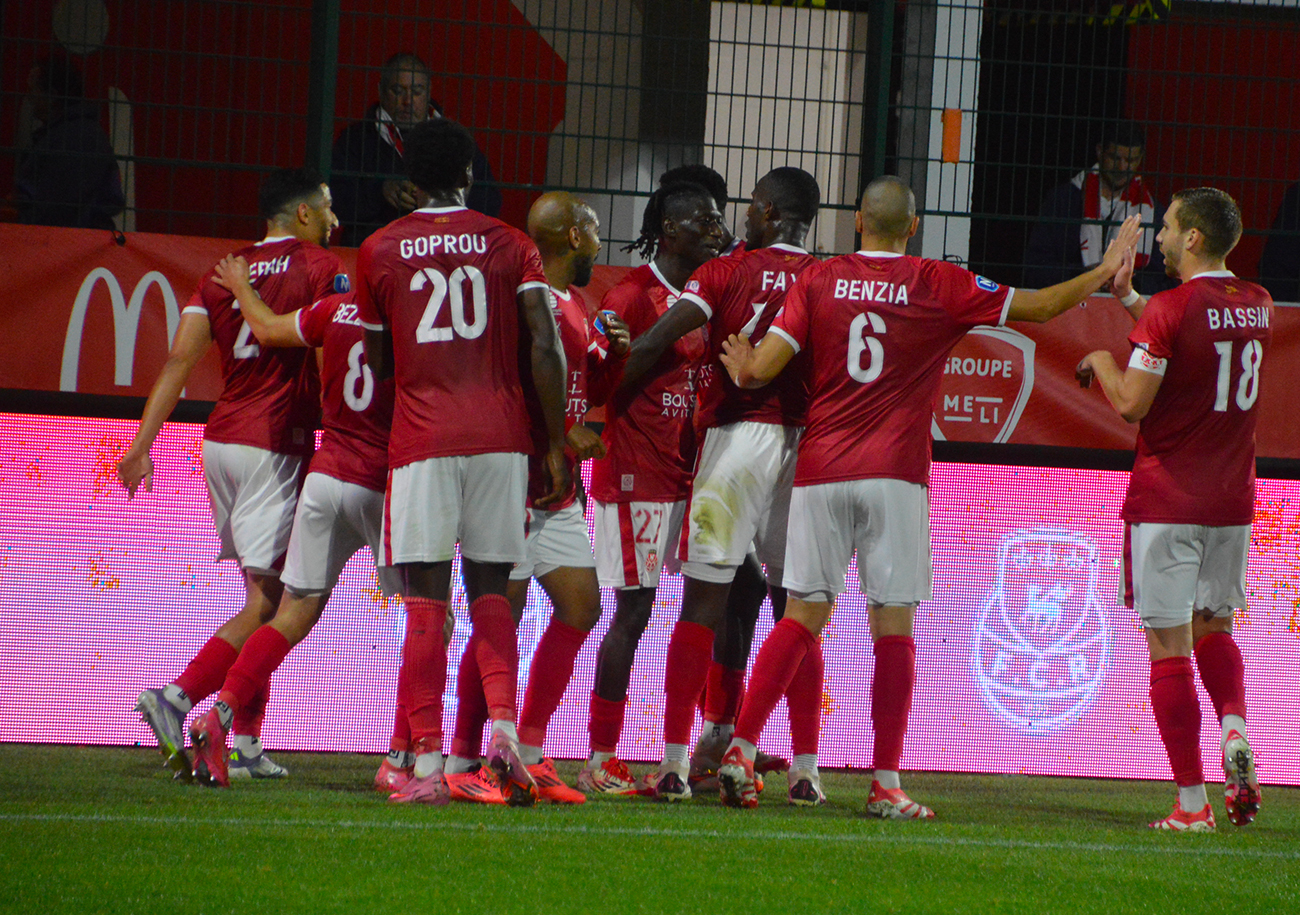 Tous les joueurs du FCR viennent célébrer Idrissa Seydi après son troisième but en trois apparitions. ©FCR / Bernard Morvan