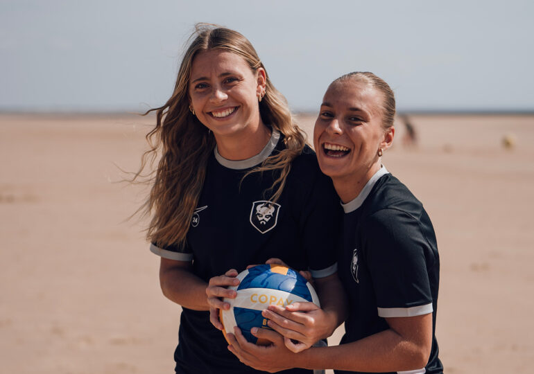 Morgane Hauvet et Alizée Leroty, ici, lors du stage à Barneville-Carteret, ne cachent pas leur bonheur d'être de nouveau réunies sous les couleurs du Stade Malherbe. ©Antonin Cathrine / SM Caen