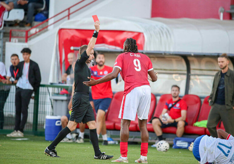 Le carton rouge infligé à Charles Abi avant l'heure de jeu, pour deux avertissements reçus dont le premier de manière assez stupide, a pesé lourd sur l'issue de ce match. ©Damien Deslandes