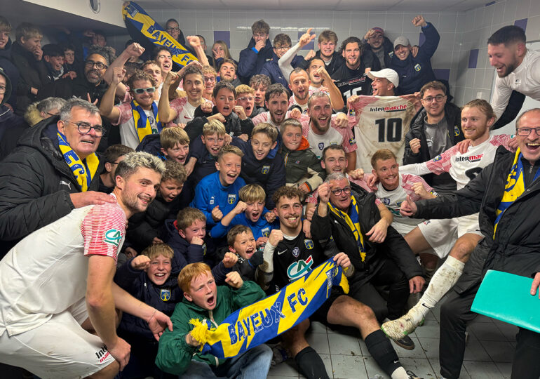 Joueurs, bénévoles, jeunes licenciés... Dans le vestiaire du Stade Henry-Jeanne, c'est tout le club du Bayeux FC qui a fêté sa qualification pour le 7e tour de la Coupe de France.