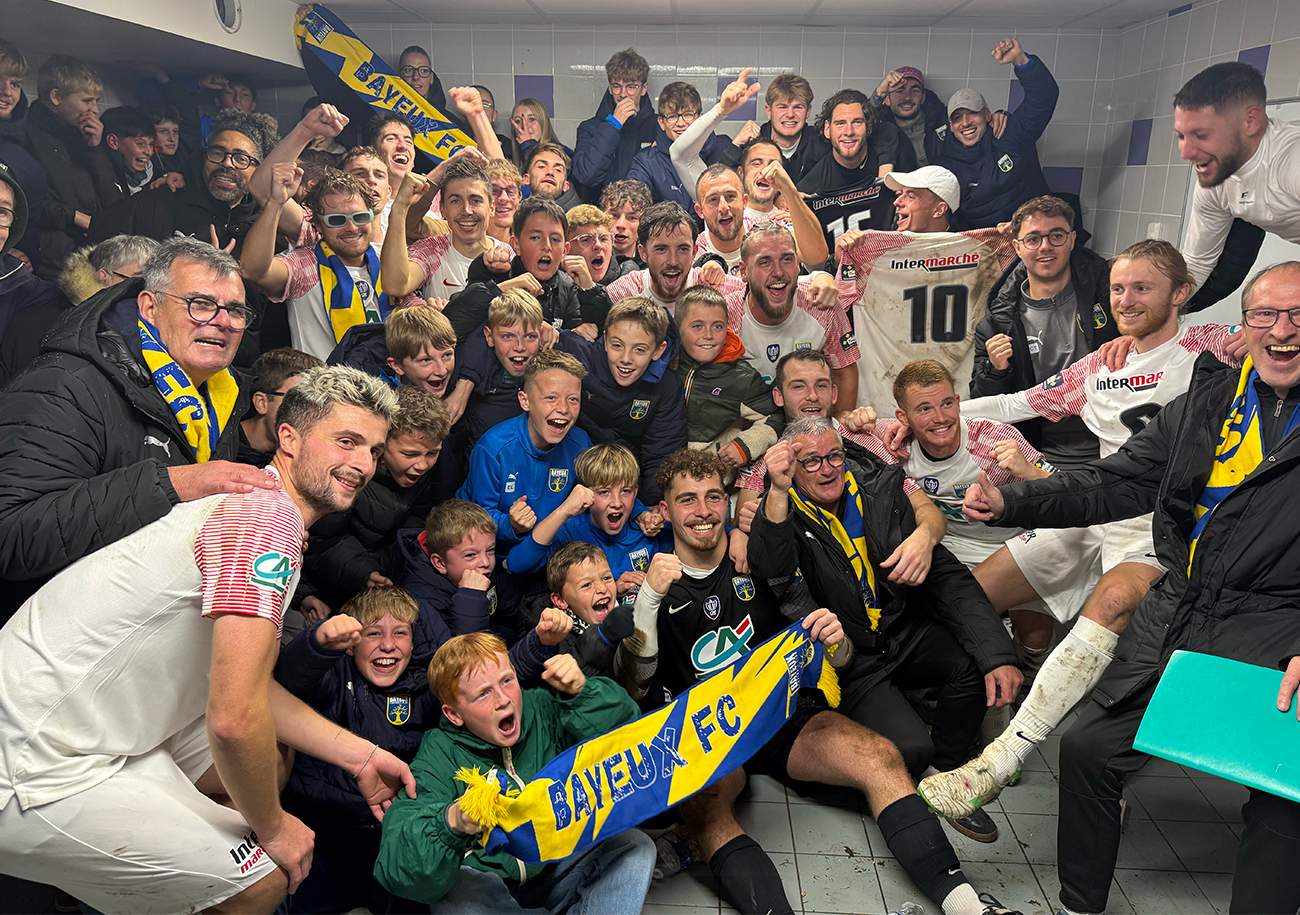 Joueurs, bénévoles, jeunes licenciés... Dans le vestiaire du Stade Henry-Jeanne, c'est tout le club du Bayeux FC qui a fêté sa qualification pour le 7e tour de la Coupe de France.