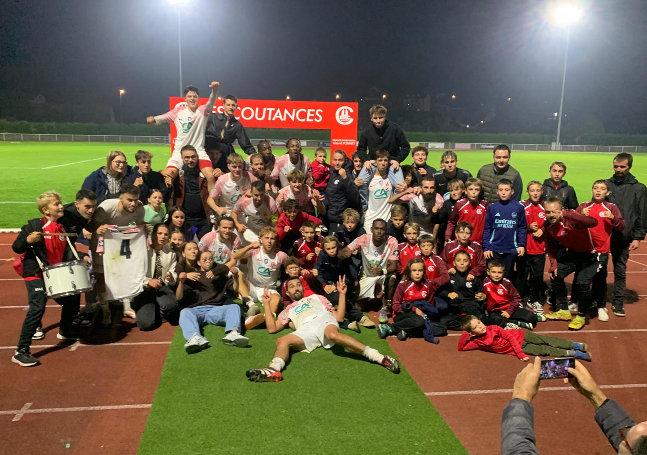 Depuis son arrivée à l’ES Coutances (R2) en 2021, Mickaël Derouet a mis en place un plan de jeu auquel il ne veut pas déroger. Cela a fonctionné contre le CA Lisieux (R1). Cela marchera-t-il contre le FC Dieppe (N2) ? © y_photos_p_