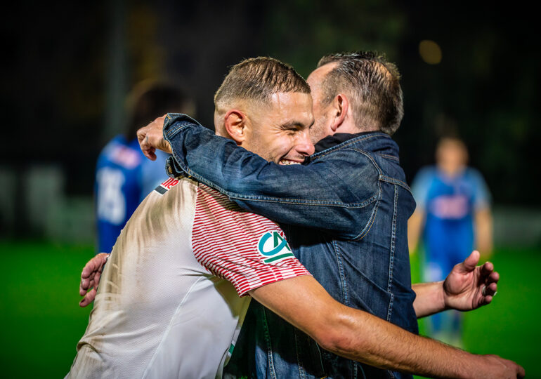 Avec son cœur, ses tripes et son sens tactique, Vincent Laigneau, ici, en train d'étreindre son capitaine, Hakim El Hamdaoui, se confie sur ses cadres. ©USA