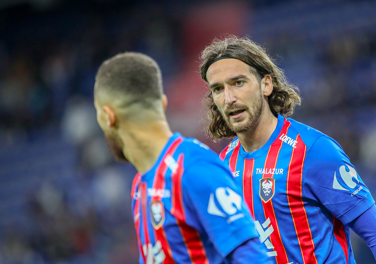 Belkacem Dali-Amar (de dos) et Lorenzo Rajot font partie des joueurs qui doivent augmenter le curseur au Stade Malherbe. ©Damien Deslandes