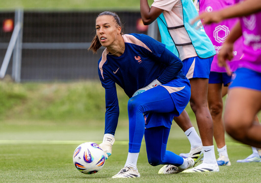 Sélectionnée pour la première fois en 2019 par Corinne Diacre, Constance Picaud ne connaîtra sa première sélection qu'en 2023, lors du dernier match de l'ancienne internationale sur le banc des Bleues. © FFF