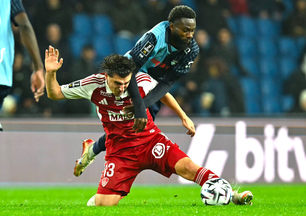 A l'image d'Issa Soumaré qui met à terre Joris Chotard, le HAC a imposé un défi physique au Stade Brestois.