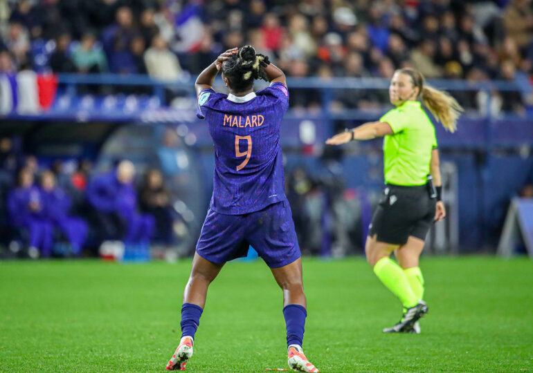 Melvine Malard se prend la tête à deux mains. Malgré son ouverture du score précoce, l'attaquante de Manchester United a raté une énorme balle de 2-1 à la demi-heure de jeu. ©Damien Deslandes