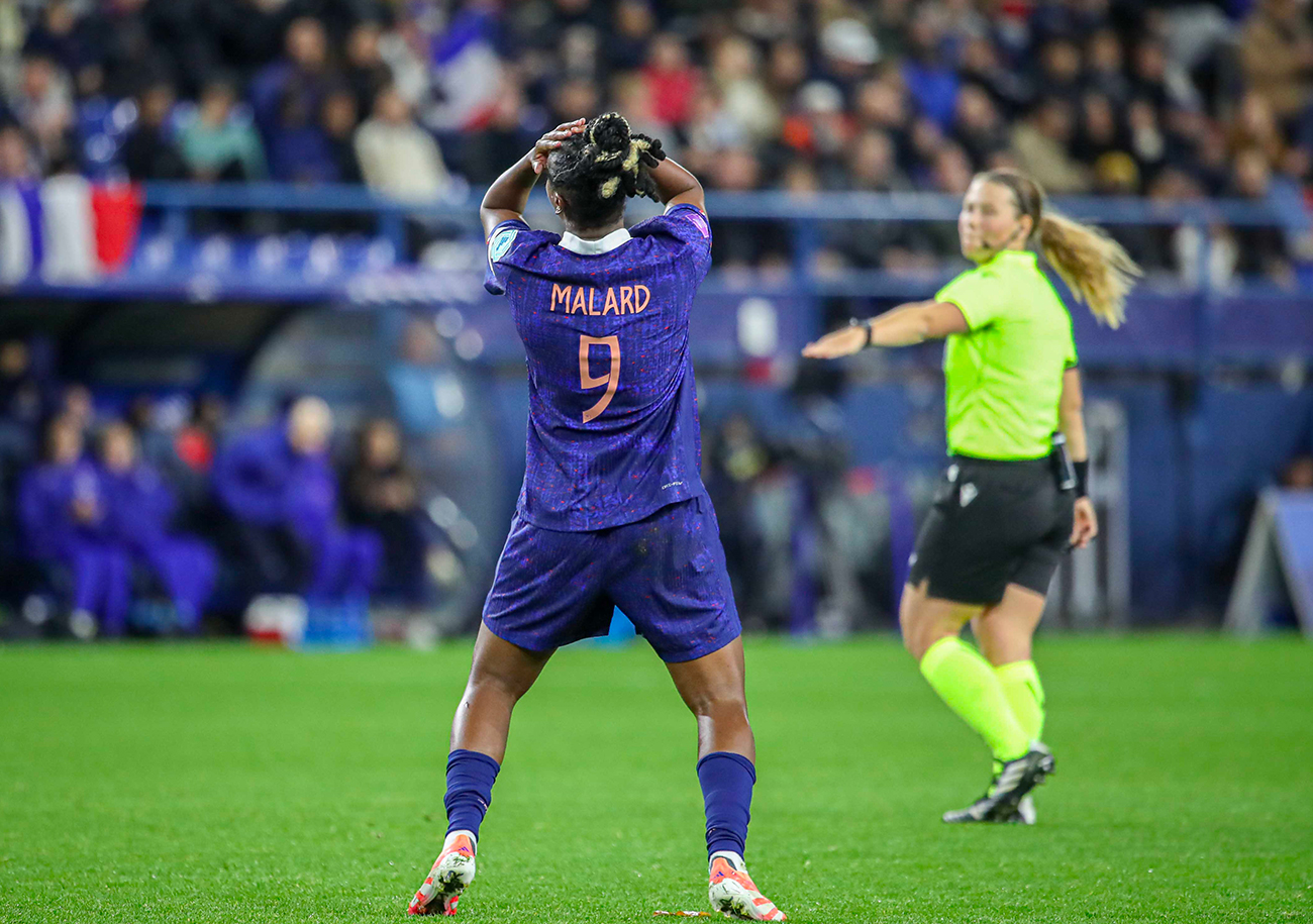 Melvine Malard se prend la tête à deux mains. Malgré son ouverture du score précoce, l'attaquante de Manchester United a raté une énorme balle de 2-1 à la demi-heure de jeu. ©Damien Deslandes