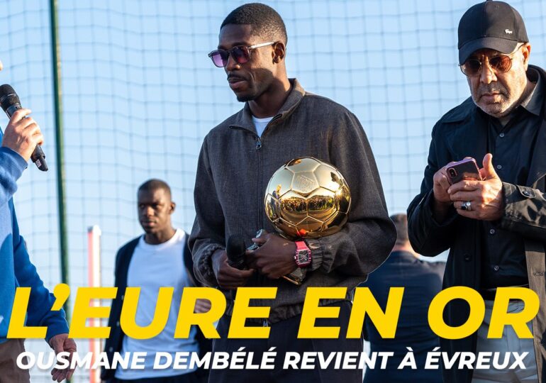 Son Ballon d'Or dans les bras, Ousmane Dembélé a partagé son trophée avec notamment les jeunes licenciés de l'EFC 27. ©Thomas Baize