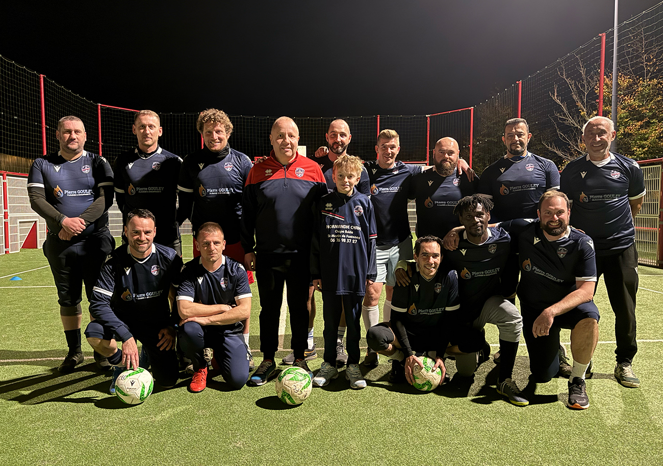 L'équipe des vétérans du Castelet FC autour de son jeune entraîneur, Tom (13 ans).