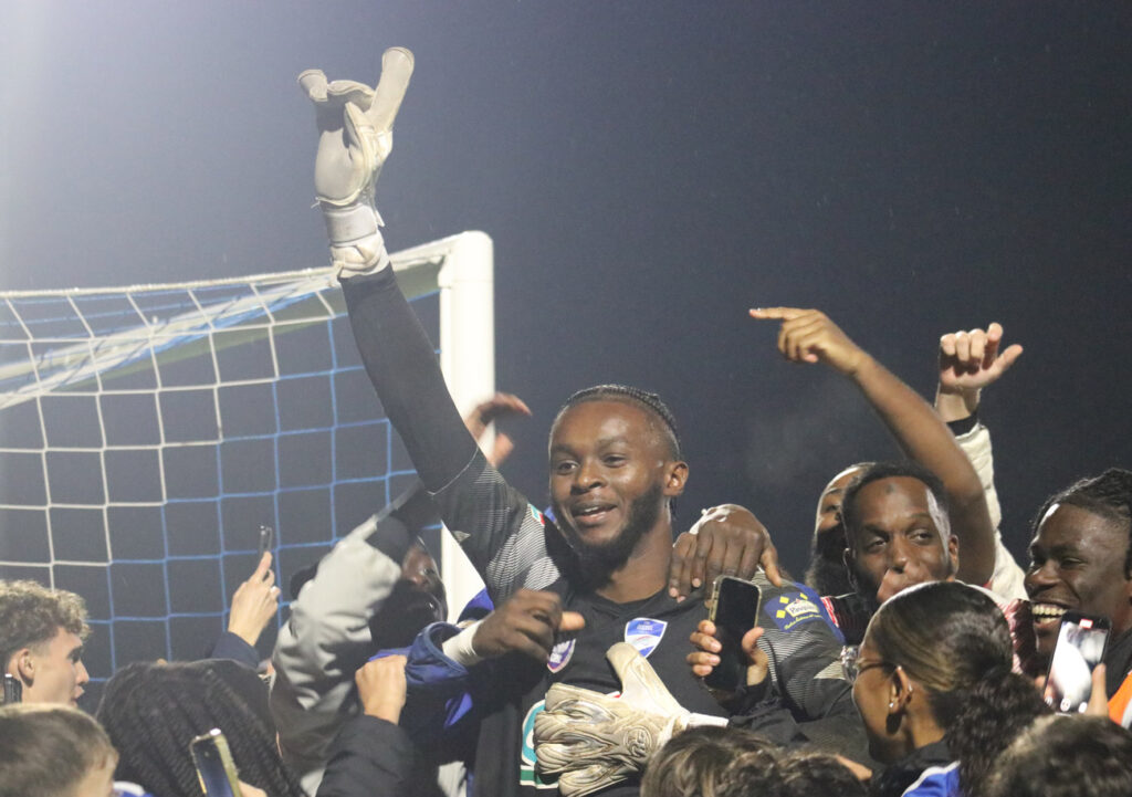 Félicité par les supporters du CMS Oissel qui ont envahi le terrain, Steven Yabusele, héros de la séance de tir au but, a bien failli pénaliser son équipe durant la partie. ©Ligue de Normandie de Football