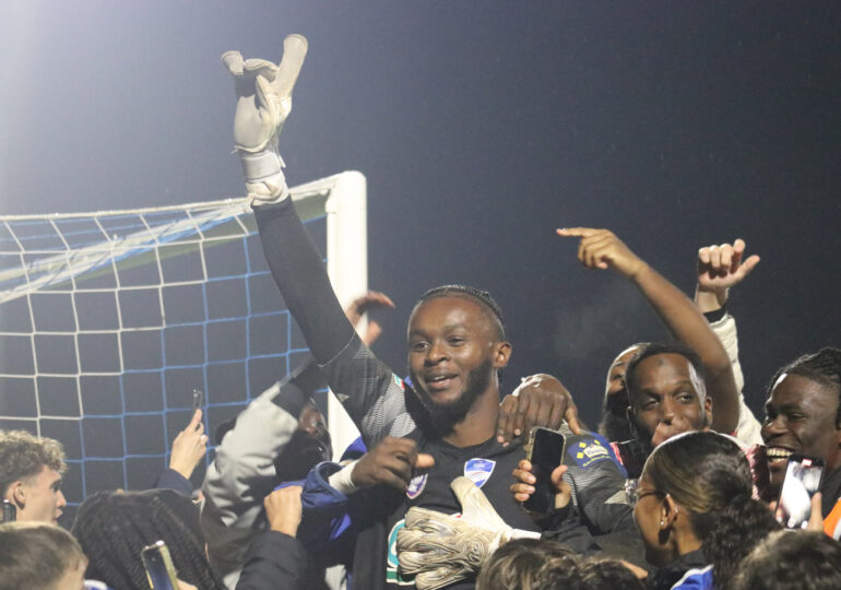 Félicité par les supporters du CMS Oissel qui ont envahi le terrain, Steven Yabusele, héros de la séance de tir au but, a bien failli pénaliser son équipe durant la partie. ©Ligue de Normandie de Football
