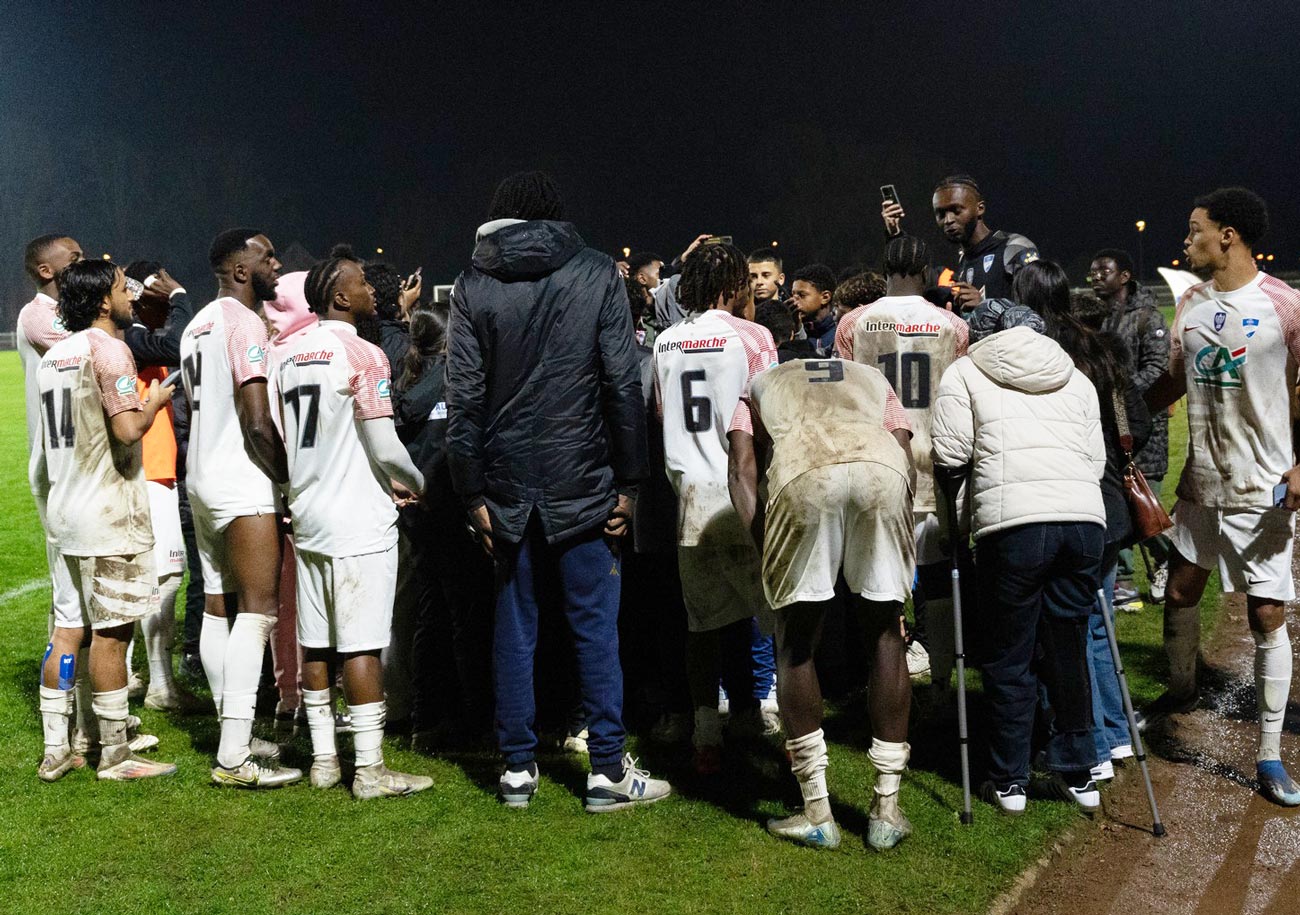 Après avoir sorti le dernier tir au but de QRM synonyme de qualification au 8e tour de la Coupe de France pour le CMS Oissel, Steven Yabusele et ses deux mètres ont mené les célébrations de la victoire. ©Gregory Lifesportphotography