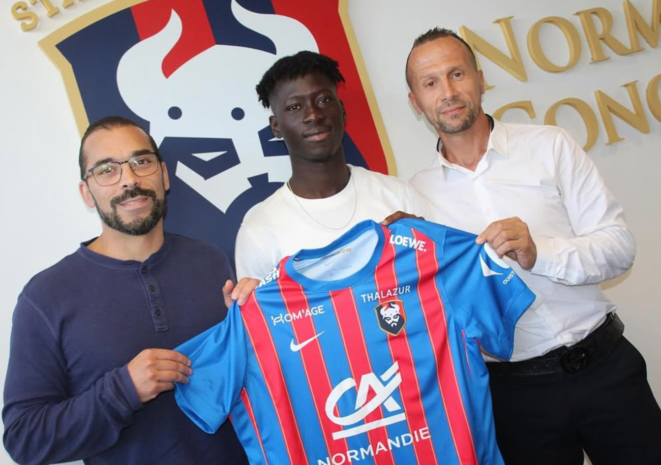 Djiby Seck, qui prend la pose, ici notamment, avec Reda Hammache, le responsable du recrutement du SMC, est un nouveau joueur du club caennais.