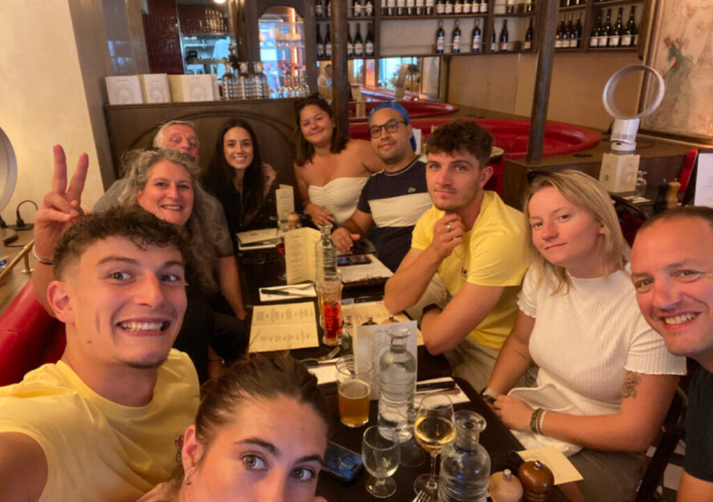 La famille de Kévin Vauquelin s'était réunie sur les Champs Elysées pour l'arrivée du Tour de France, cet été.
