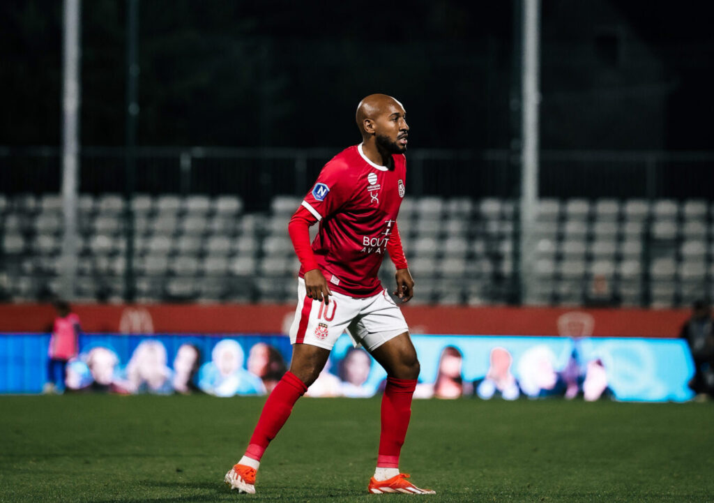 Pas dans le rythme en première période, le FC Rouen a repris la main sur le match, mais cela n’a pas suffit à venir à bout de Concarneau, même si Kenny Rocha Santos a été à deux doigts d’offrir la victoire aux Diables Rouges sur le fil. ©Clémence Hédin / FCR