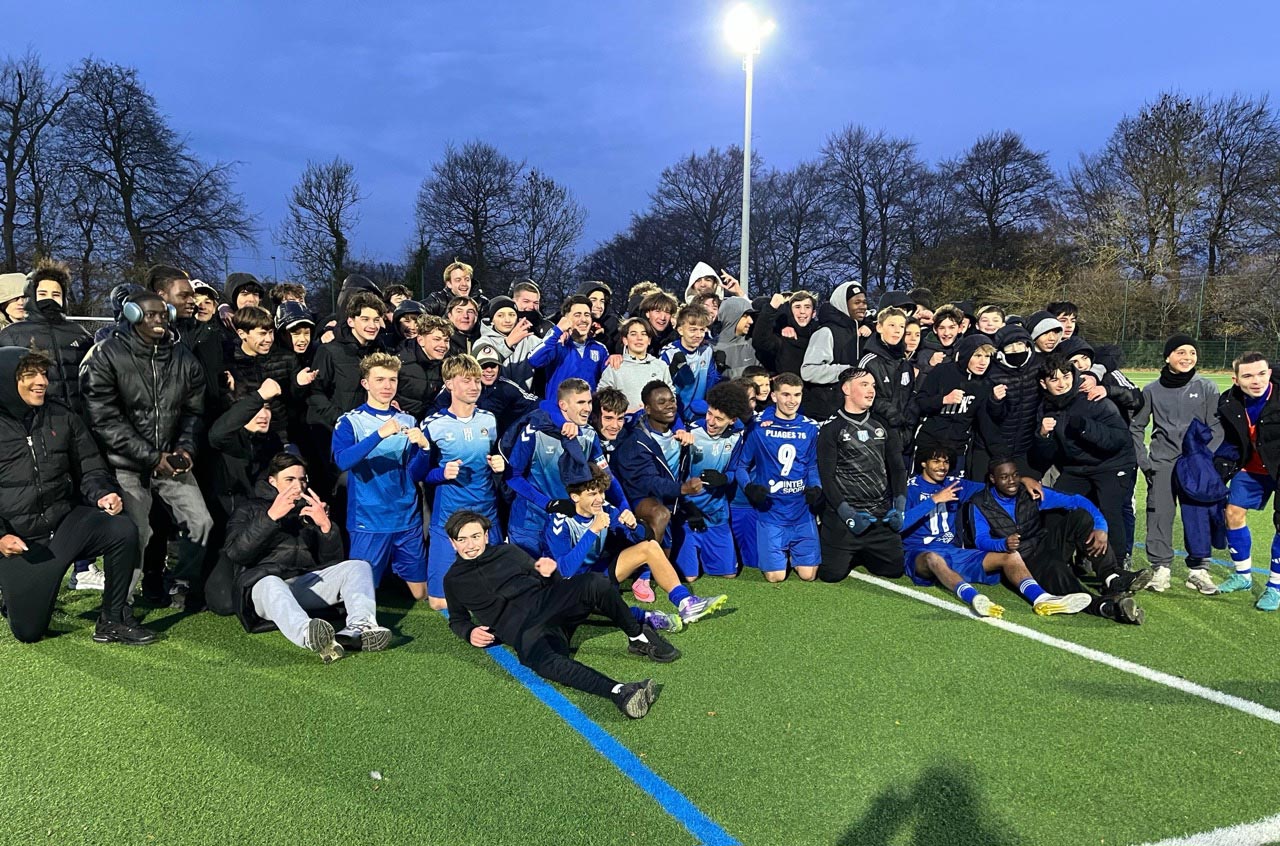 C'est l'histoire d'une chaîne alimentaire que les jeunes du FC Dieppe veulent briser : les Harengs ne veulent pas être croqués par les Pingouins du Racing Club de France. ©FC Dieppe