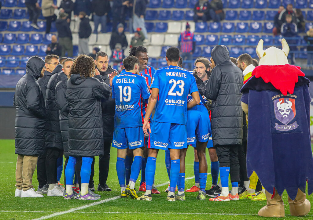 A l'initiative du capitaine Yann M'Vila, joueurs, membres du staff et dirigeants se sont réunis au coup de sifflet final pour montrer leur unité. ©Damien Deslandes